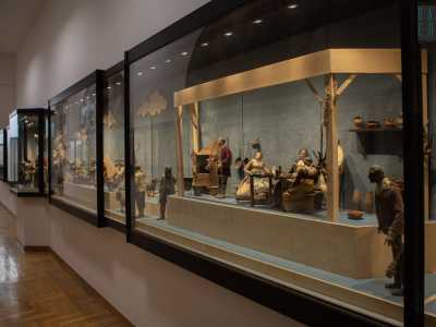 Il corridoio successivo � occupato dallo scenografico presepe Caleno allestito, fino agli inizi del �900, nell�omonimo palazzo del quartiere Picone